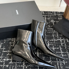代购级 YSL|尖头低跟直筒短靴 氛围感神靴 利落尖鞋头自带强大气场,3.5cm矮粗跟,稳走好穿不挑脚 多材质可选,亮面 代购级 YSL|尖头低跟直筒短靴 氛围感神靴 利落尖鞋头自带强大气场,3.5cm矮粗跟,稳走好穿不挑脚 多材质可选,亮面