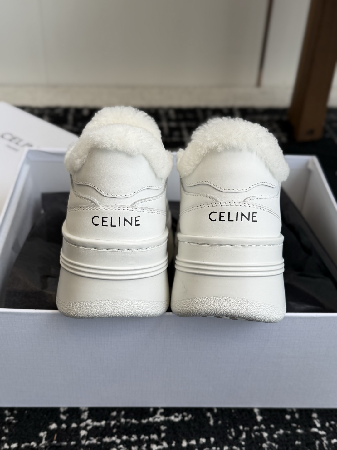 代购级 CELINE思琳赛琳 羊毛 CELINE RUNNER 动鞋鞋舌和鞋后帮饰有CELINE标志运动鞋 鞋后帮和侧面 代购级 CELINE思琳赛琳 羊毛 CELINE RUNNER 动鞋鞋舌和鞋后帮饰有CELINE标志运动鞋 鞋后帮和侧面
