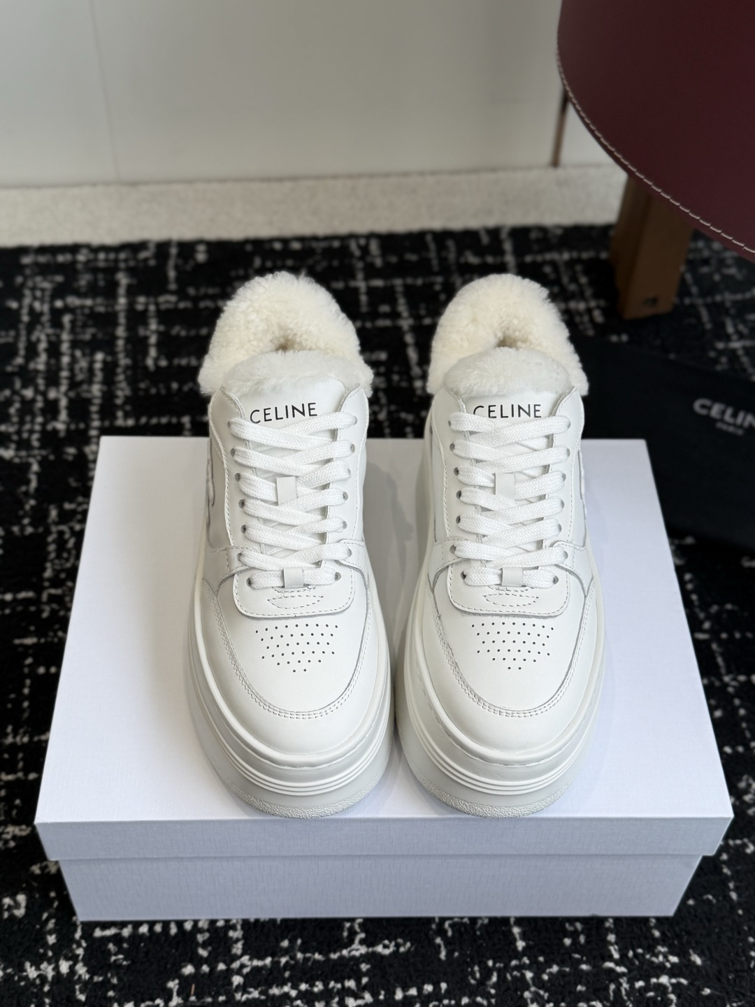 代购级 CELINE思琳赛琳 羊毛 CELINE RUNNER 动鞋鞋舌和鞋后帮饰有CELINE标志运动鞋 鞋后帮和侧面