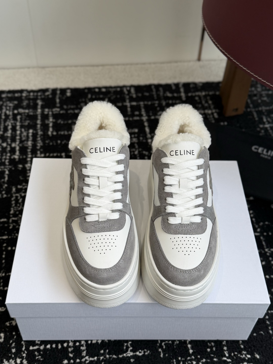 代购级 CELINE思琳赛琳 羊毛 CELINE RUNNER 动鞋鞋舌和鞋后帮饰有CELINE标志运动鞋 鞋后帮和侧面