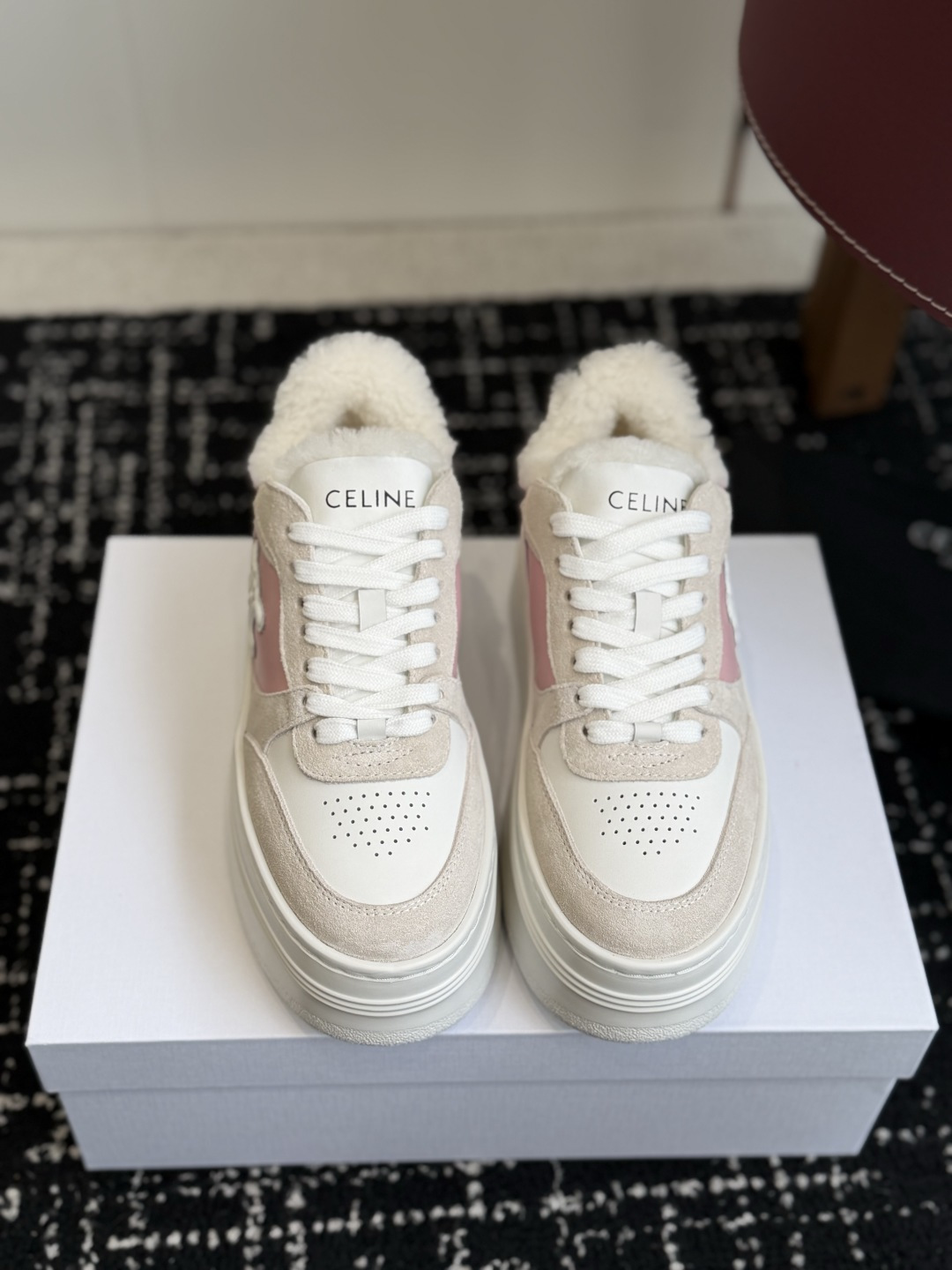 代购级 CELINE思琳赛琳 羊毛 CELINE RUNNER 动鞋鞋舌和鞋后帮饰有CELINE标志运动鞋 鞋后帮和侧面