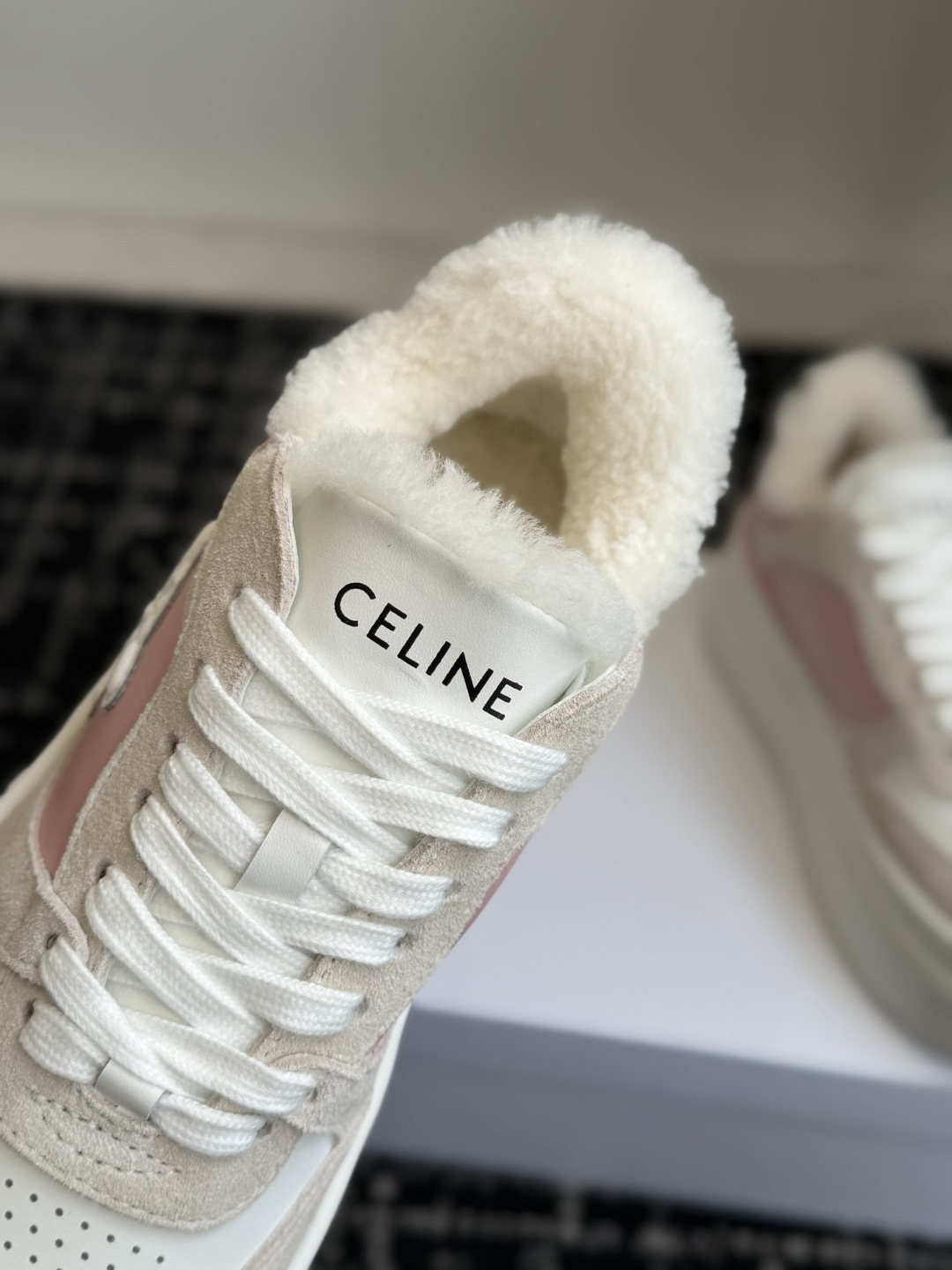 代购级 CELINE思琳赛琳 羊毛 CELINE RUNNER 动鞋鞋舌和鞋后帮饰有CELINE标志运动鞋 鞋后帮和侧面 代购级 CELINE思琳赛琳 羊毛 CELINE RUNNER 动鞋鞋舌和鞋后帮饰有CELINE标志运动鞋 鞋后帮和侧面