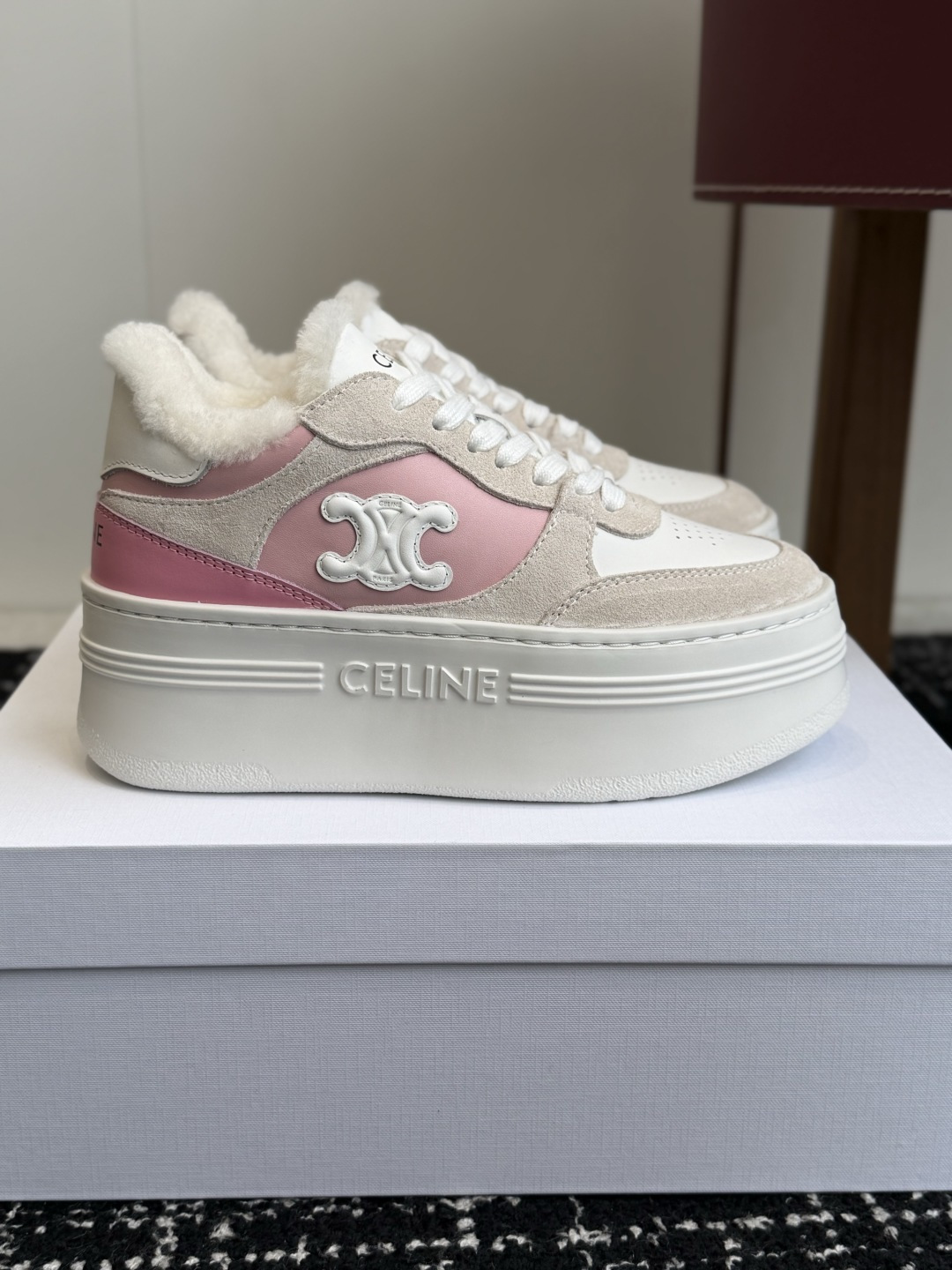 代购级 CELINE思琳赛琳 羊毛 CELINE RUNNER 动鞋鞋舌和鞋后帮饰有CELINE标志运动鞋 鞋后帮和侧面 代购级 CELINE思琳赛琳 羊毛 CELINE RUNNER 动鞋鞋舌和鞋后帮饰有CELINE标志运动鞋 鞋后帮和侧面