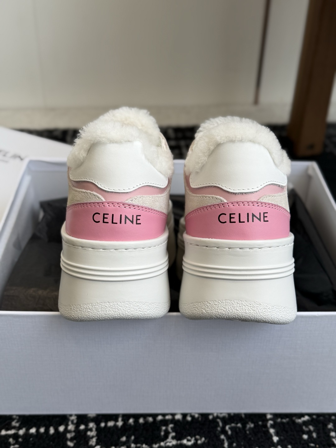 代购级 CELINE思琳赛琳 羊毛 CELINE RUNNER 动鞋鞋舌和鞋后帮饰有CELINE标志运动鞋 鞋后帮和侧面 代购级 CELINE思琳赛琳 羊毛 CELINE RUNNER 动鞋鞋舌和鞋后帮饰有CELINE标志运动鞋 鞋后帮和侧面