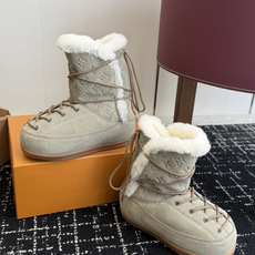 代购级 𝐋𝐕|系带加绒雪地靴❄️ 四色可选|焦糖棕|深咖|黑色|浅灰 鞋面选用高丝光牛反绒,质感细腻耐造 内里高山纯羊毛 代购级 𝐋𝐕|系带加绒雪地靴❄️ 四色可选|焦糖棕|深咖|黑色|浅灰 鞋面选用高丝光牛反绒,质感细腻耐造 内里高山纯羊毛