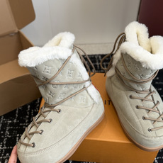 代购级 𝐋𝐕|系带加绒雪地靴❄️ 四色可选|焦糖棕|深咖|黑色|浅灰 鞋面选用高丝光牛反绒,质感细腻耐造 内里高山纯羊毛 代购级 𝐋𝐕|系带加绒雪地靴❄️ 四色可选|焦糖棕|深咖|黑色|浅灰 鞋面选用高丝光牛反绒,质感细腻耐造 内里高山纯羊毛