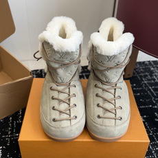 代购级 𝐋𝐕|系带加绒雪地靴❄️ 四色可选|焦糖棕|深咖|黑色|浅灰 鞋面选用高丝光牛反绒,质感细腻耐造 内里高山纯羊毛 代购级 𝐋𝐕|系带加绒雪地靴❄️ 四色可选|焦糖棕|深咖|黑色|浅灰 鞋面选用高丝光牛反绒,质感细腻耐造 内里高山纯羊毛