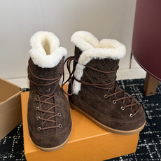 代购级 𝐋𝐕|系带加绒雪地靴❄️ 四色可选|焦糖棕|深咖|黑色|浅灰 鞋面选用高丝光牛反绒,质感细腻耐造 内里高山纯羊毛 代购级 𝐋𝐕|系带加绒雪地靴❄️ 四色可选|焦糖棕|深咖|黑色|浅灰 鞋面选用高丝光牛反绒,质感细腻耐造 内里高山纯羊毛