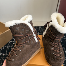 代购级 𝐋𝐕|系带加绒雪地靴❄️ 四色可选|焦糖棕|深咖|黑色|浅灰 鞋面选用高丝光牛反绒,质感细腻耐造 内里高山纯羊毛 代购级 𝐋𝐕|系带加绒雪地靴❄️ 四色可选|焦糖棕|深咖|黑色|浅灰 鞋面选用高丝光牛反绒,质感细腻耐造 内里高山纯羊毛