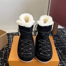 代购级 𝐋𝐕|系带加绒雪地靴❄️ 四色可选|焦糖棕|深咖|黑色|浅灰 鞋面选用高丝光牛反绒,质感细腻耐造 内里高山纯羊毛 代购级 𝐋𝐕|系带加绒雪地靴❄️ 四色可选|焦糖棕|深咖|黑色|浅灰 鞋面选用高丝光牛反绒,质感细腻耐造 内里高山纯羊毛