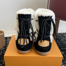 代购级 𝐋𝐕|系带加绒雪地靴❄️ 四色可选|焦糖棕|深咖|黑色|浅灰 鞋面选用高丝光牛反绒,质感细腻耐造 内里高山纯羊毛 代购级 𝐋𝐕|系带加绒雪地靴❄️ 四色可选|焦糖棕|深咖|黑色|浅灰 鞋面选用高丝光牛反绒,质感细腻耐造 内里高山纯羊毛