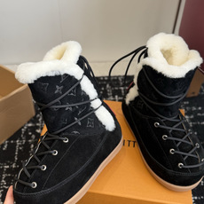 代购级 𝐋𝐕|系带加绒雪地靴❄️ 四色可选|焦糖棕|深咖|黑色|浅灰 鞋面选用高丝光牛反绒,质感细腻耐造 内里高山纯羊毛 代购级 𝐋𝐕|系带加绒雪地靴❄️ 四色可选|焦糖棕|深咖|黑色|浅灰 鞋面选用高丝光牛反绒,质感细腻耐造 内里高山纯羊毛