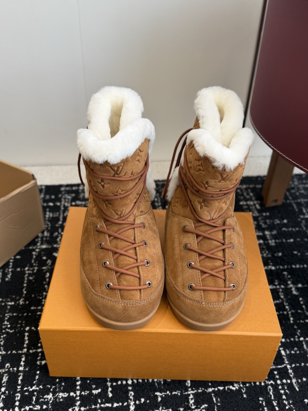 代购级 𝐋𝐕｜系带加绒雪地靴❄️ 四色可选｜焦糖棕｜深咖｜黑色｜浅灰 鞋面选用高丝光牛反绒，质感细腻耐造 内里高山纯羊毛