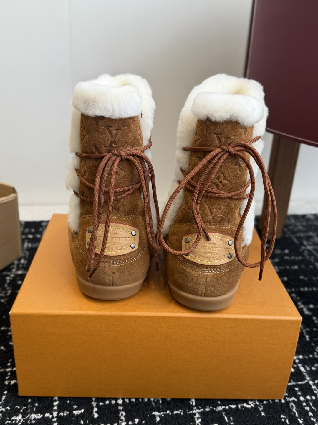 代购级 𝐋𝐕｜系带加绒雪地靴❄️ 四色可选｜焦糖棕｜深咖｜黑色｜浅灰 鞋面选用高丝光牛反绒，质感细腻耐造 内里高山纯羊毛