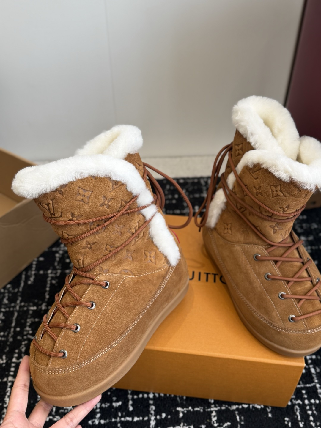 代购级 𝐋𝐕｜系带加绒雪地靴❄️ 四色可选｜焦糖棕｜深咖｜黑色｜浅灰 鞋面选用高丝光牛反绒，质感细腻耐造 内里高山纯羊毛