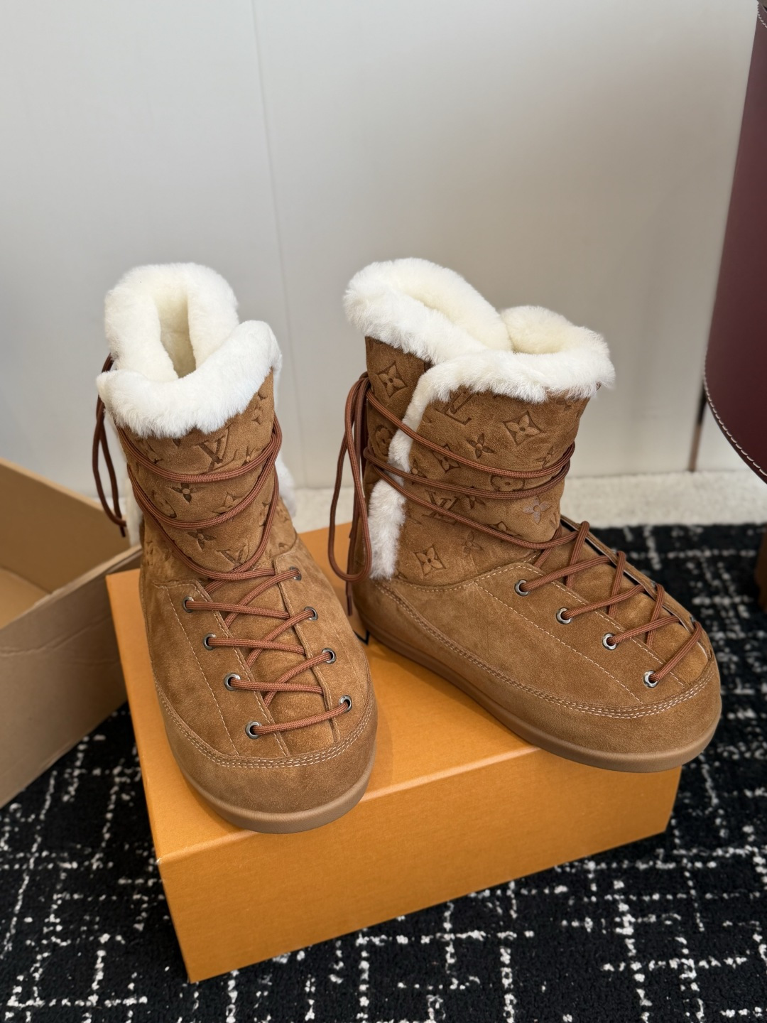 代购级 𝐋𝐕｜系带加绒雪地靴❄️ 四色可选｜焦糖棕｜深咖｜黑色｜浅灰 鞋面选用高丝光牛反绒，质感细腻耐造 内里高山纯羊毛