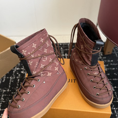 代购级 𝐋𝐕|老花牛仔绑带雪地靴❄️ 双色可选|复古豆沙粉|经典牛仔蓝 老花满印牛仔鞋面,自带复古氛围感,辨识度拉满 内 代购级 𝐋𝐕|老花牛仔绑带雪地靴❄️ 双色可选|复古豆沙粉|经典牛仔蓝 老花满印牛仔鞋面,自带复古氛围感,辨识度拉满 内