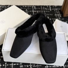 代购级 𝐓𝐨𝐭𝐞𝐦𝐞|方头羊毛穆勒拖🤎 双色可选|复古棕|经典黑 细腻胎牛绒鞋面,质感高级柔和 鞋口一圈饱满羊毛,秋冬保 代购级 𝐓𝐨𝐭𝐞𝐦𝐞|方头羊毛穆勒拖🤎 双色可选|复古棕|经典黑 细腻胎牛绒鞋面,质感高级柔和 鞋口一圈饱满羊毛,秋冬保