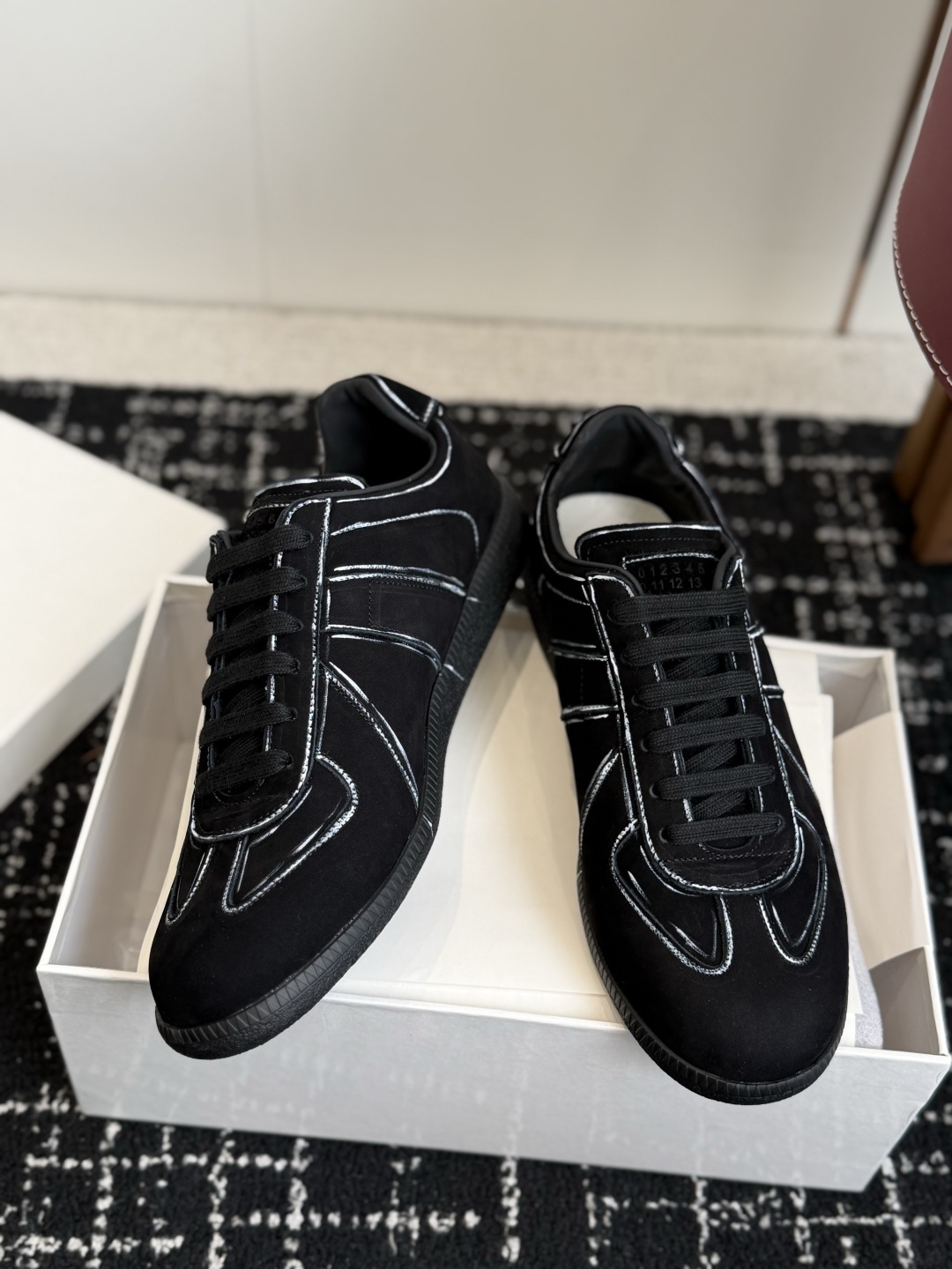 代购级𝐌𝐌𝐌𝐚𝐫𝐠𝐢𝐞𝐥𝐚 马吉拉 (48-50定做+20)线条德训鞋🖤 经典复古德训版型,撞色明线勾勒鞋身,辨识度 代购级𝐌𝐌𝐌𝐚𝐫𝐠𝐢𝐞𝐥𝐚 马吉拉 (48-50定做+20)线条德训鞋🖤 经典复古德训版型,撞色明线勾勒鞋身,辨识度