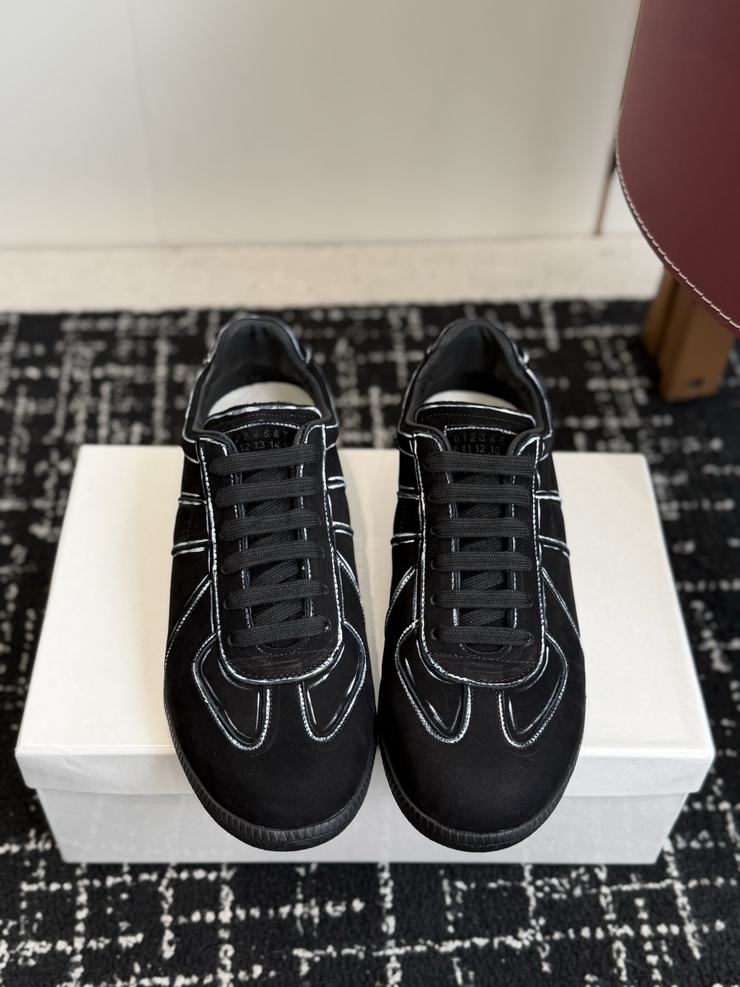 代购级𝐌𝐌𝐌𝐚𝐫𝐠𝐢𝐞𝐥𝐚   马吉拉 （48-50定做+20）线条德训鞋🖤 经典复古德训版型，撞色明线勾勒鞋身，辨识度