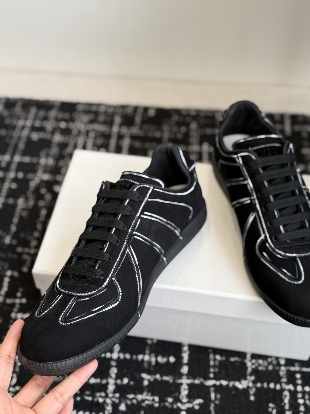 代购级𝐌𝐌𝐌𝐚𝐫𝐠𝐢𝐞𝐥𝐚 马吉拉 (48-50定做+20)线条德训鞋🖤 经典复古德训版型,撞色明线勾勒鞋身,辨识度 代购级𝐌𝐌𝐌𝐚𝐫𝐠𝐢𝐞𝐥𝐚 马吉拉 (48-50定做+20)线条德训鞋🖤 经典复古德训版型,撞色明线勾勒鞋身,辨识度