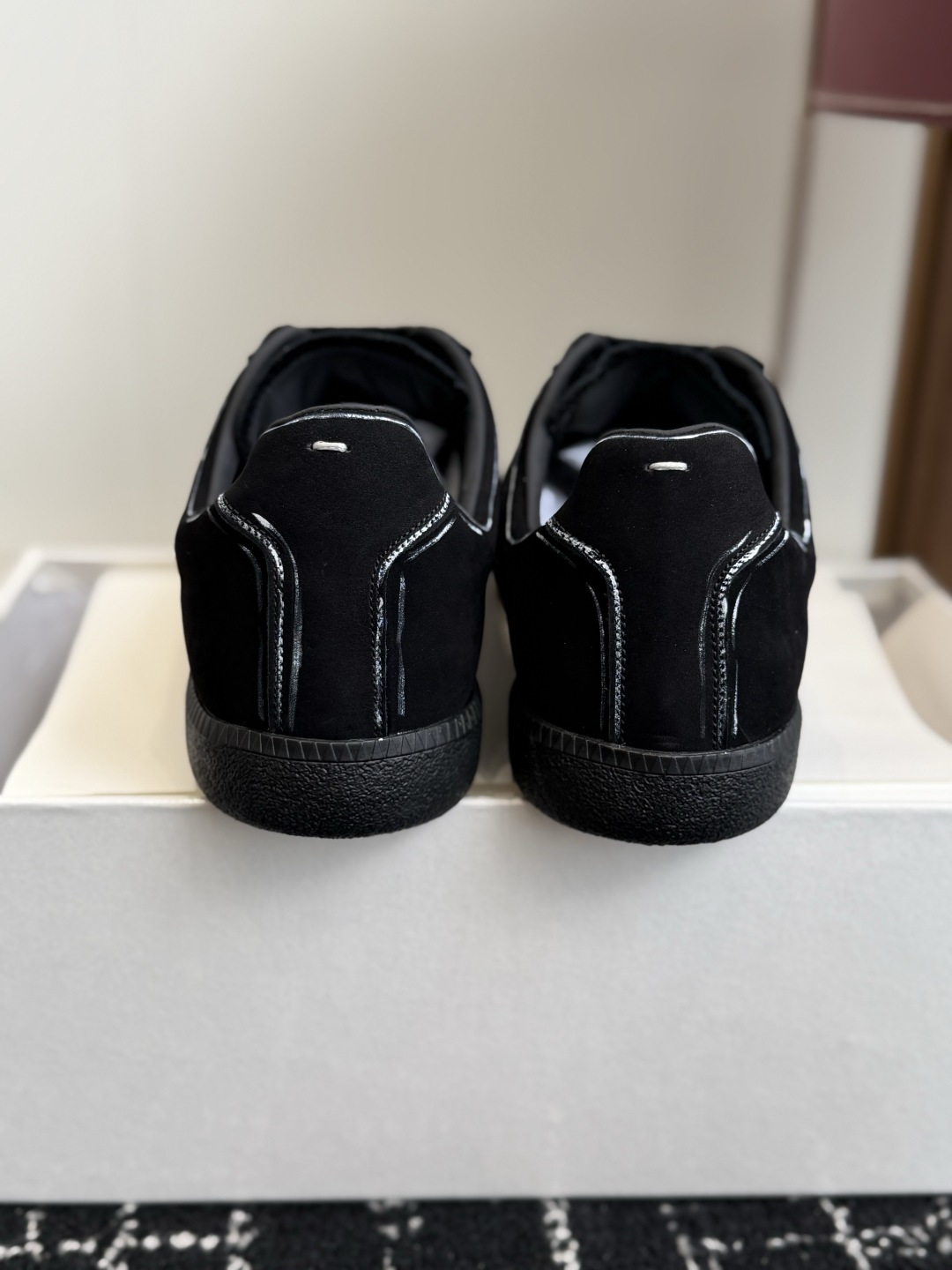 代购级𝐌𝐌𝐌𝐚𝐫𝐠𝐢𝐞𝐥𝐚 马吉拉 (48-50定做+20)线条德训鞋🖤 经典复古德训版型,撞色明线勾勒鞋身,辨识度 代购级𝐌𝐌𝐌𝐚𝐫𝐠𝐢𝐞𝐥𝐚 马吉拉 (48-50定做+20)线条德训鞋🖤 经典复古德训版型,撞色明线勾勒鞋身,辨识度