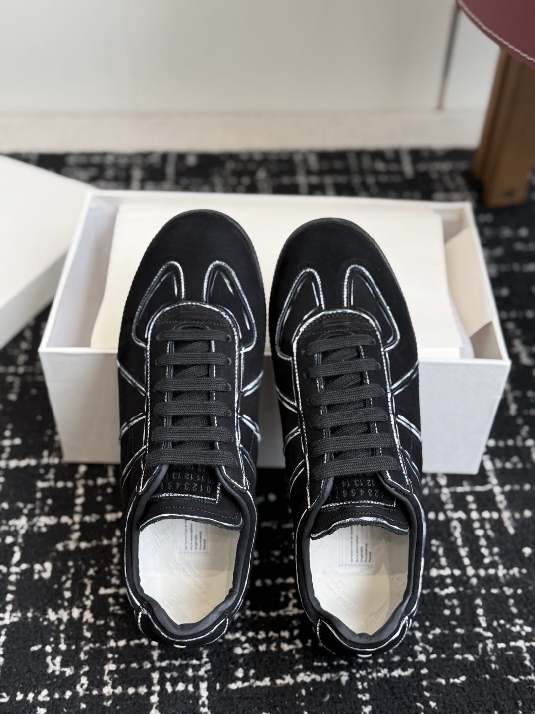 代购级𝐌𝐌𝐌𝐚𝐫𝐠𝐢𝐞𝐥𝐚 马吉拉 (48-50定做+20)线条德训鞋🖤 经典复古德训版型,撞色明线勾勒鞋身,辨识度 代购级𝐌𝐌𝐌𝐚𝐫𝐠𝐢𝐞𝐥𝐚 马吉拉 (48-50定做+20)线条德训鞋🖤 经典复古德训版型,撞色明线勾勒鞋身,辨识度