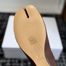 代购级 Maison Margiela马吉拉螺旋扣短靴 甄选软质牛皮,皮质软糯有自然肌理,上脚自带褶皱氛围感 双螺旋金属 代购级 Maison Margiela马吉拉螺旋扣短靴 甄选软质牛皮,皮质软糯有自然肌理,上脚自带褶皱氛围感 双螺旋金属