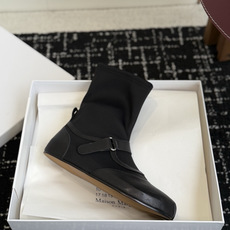 代购级 Maison Margiela马吉拉拼接弹力短靴 牛皮+弹力布拼接设计,兼顾质感与弹性,靴筒贴合脚踝不勒腿 简约 代购级 Maison Margiela马吉拉拼接弹力短靴 牛皮+弹力布拼接设计,兼顾质感与弹性,靴筒贴合脚踝不勒腿 简约