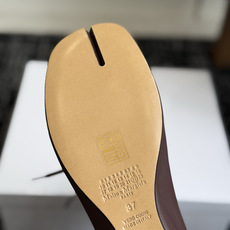 代购级 Maison Margiela马吉拉抽绳Tabi分趾靴 经典Tabi分趾鞋型,品牌标志性设计,辨识度拉满 柔软头 代购级 Maison Margiela马吉拉抽绳Tabi分趾靴 经典Tabi分趾鞋型,品牌标志性设计,辨识度拉满 柔软头