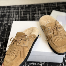代购级 The Row流苏羊羔毛包头穆勒拖 甄选细腻麂皮,内里厚实羊羔毛,锁温保暖,触感柔软 灵动复古流苏设计,随步伐摇 代购级 The Row流苏羊羔毛包头穆勒拖 甄选细腻麂皮,内里厚实羊羔毛,锁温保暖,触感柔软 灵动复古流苏设计,随步伐摇
