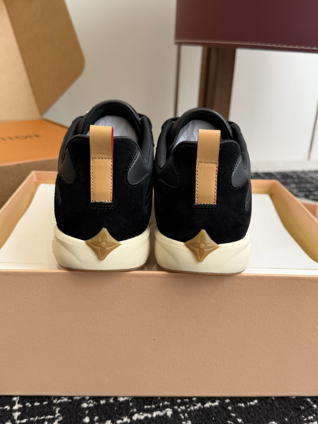 代购级 LV FW26 Shoes Parts 复古休闲运动鞋✨ 鞋面尼龙防水布搭配小牛皮拼接,手感丝滑,整体鞋身超轻, 代购级 LV FW26 Shoes Parts 复古休闲运动鞋✨ 鞋面尼龙防水布搭配小牛皮拼接,手感丝滑,整体鞋身超轻,