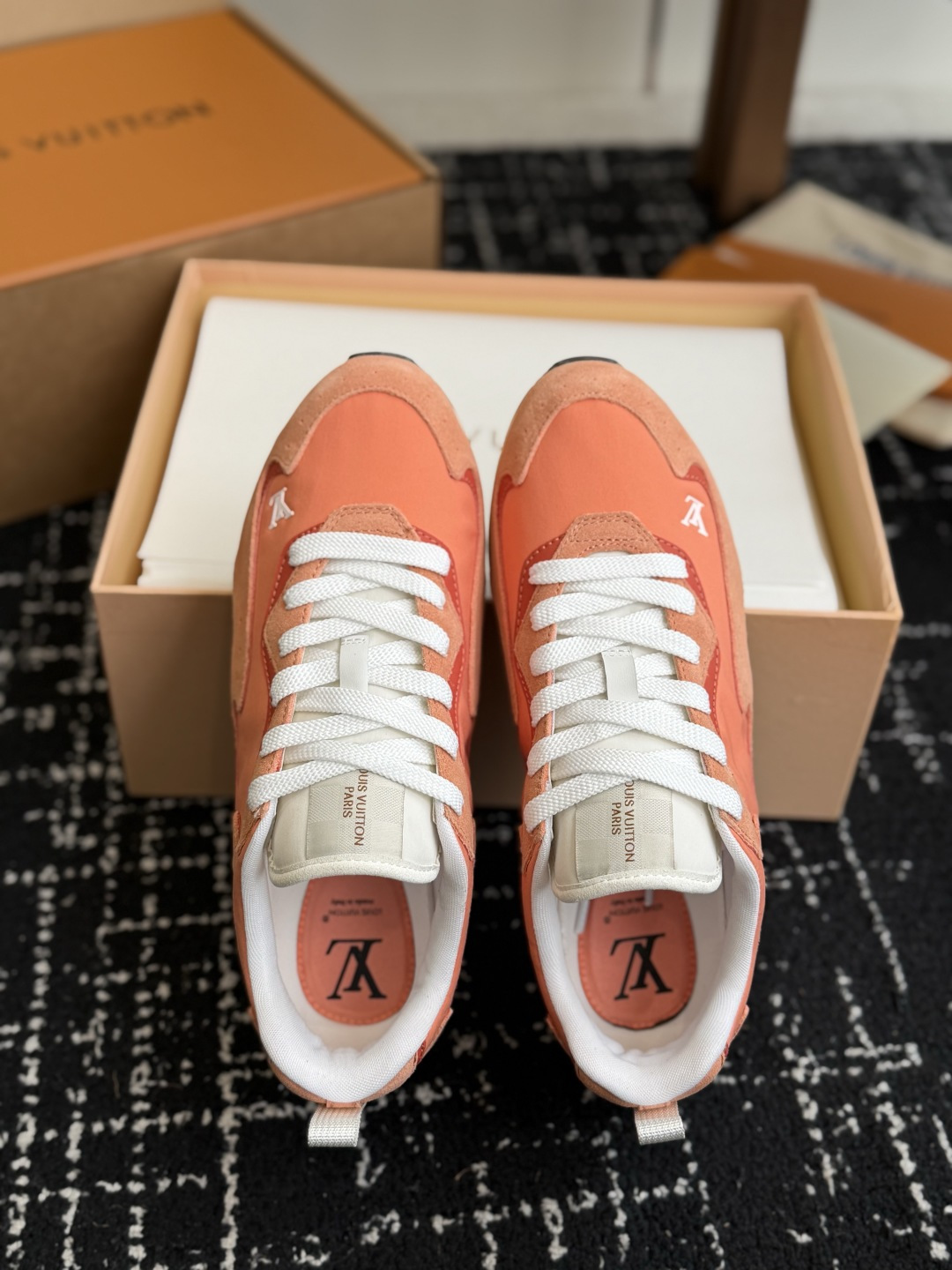 代购级 LV FW26 Shoes Parts 复古休闲运动鞋✨ 鞋面尼龙防水布搭配小牛皮拼接,手感丝滑,整体鞋身超轻, 代购级 LV FW26 Shoes Parts 复古休闲运动鞋✨ 鞋面尼龙防水布搭配小牛皮拼接,手感丝滑,整体鞋身超轻,