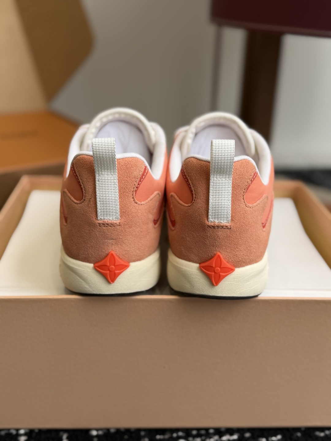 代购级 LV FW26 Shoes Parts 复古休闲运动鞋✨ 鞋面尼龙防水布搭配小牛皮拼接,手感丝滑,整体鞋身超轻, 代购级 LV FW26 Shoes Parts 复古休闲运动鞋✨ 鞋面尼龙防水布搭配小牛皮拼接,手感丝滑,整体鞋身超轻,