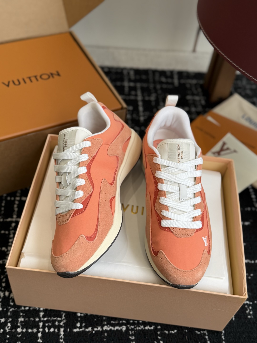 代购级 LV FW26 Shoes Parts 复古休闲运动鞋✨ 鞋面尼龙防水布搭配小牛皮拼接,手感丝滑,整体鞋身超轻, 代购级 LV FW26 Shoes Parts 复古休闲运动鞋✨ 鞋面尼龙防水布搭配小牛皮拼接,手感丝滑,整体鞋身超轻,