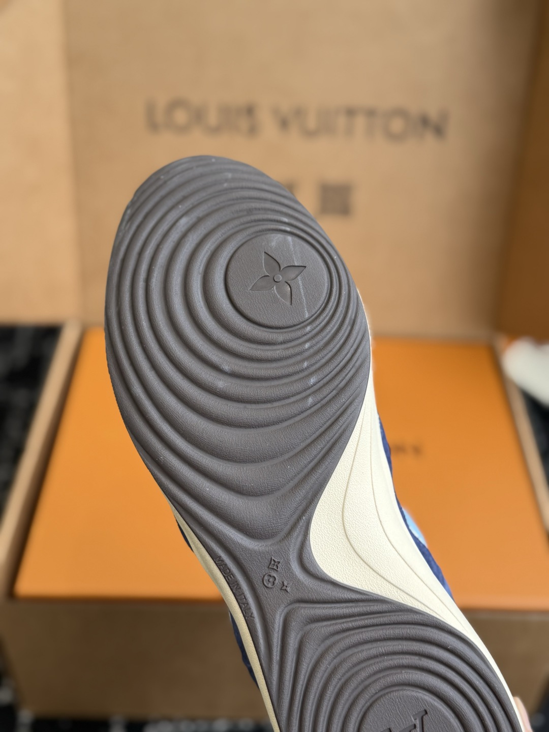 代购级 LV FW26 Shoes Parts 复古休闲运动鞋✨ 鞋面尼龙防水布搭配小牛皮拼接,手感丝滑,整体鞋身超轻, 代购级 LV FW26 Shoes Parts 复古休闲运动鞋✨ 鞋面尼龙防水布搭配小牛皮拼接,手感丝滑,整体鞋身超轻,