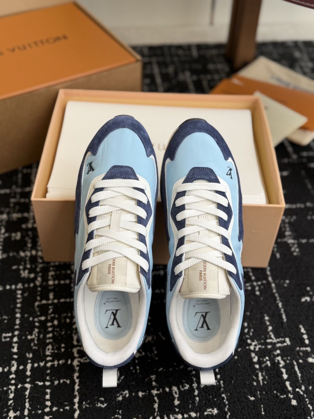 代购级 LV FW26 Shoes Parts 复古休闲运动鞋✨ 鞋面尼龙防水布搭配小牛皮拼接,手感丝滑,整体鞋身超轻, 代购级 LV FW26 Shoes Parts 复古休闲运动鞋✨ 鞋面尼龙防水布搭配小牛皮拼接,手感丝滑,整体鞋身超轻,