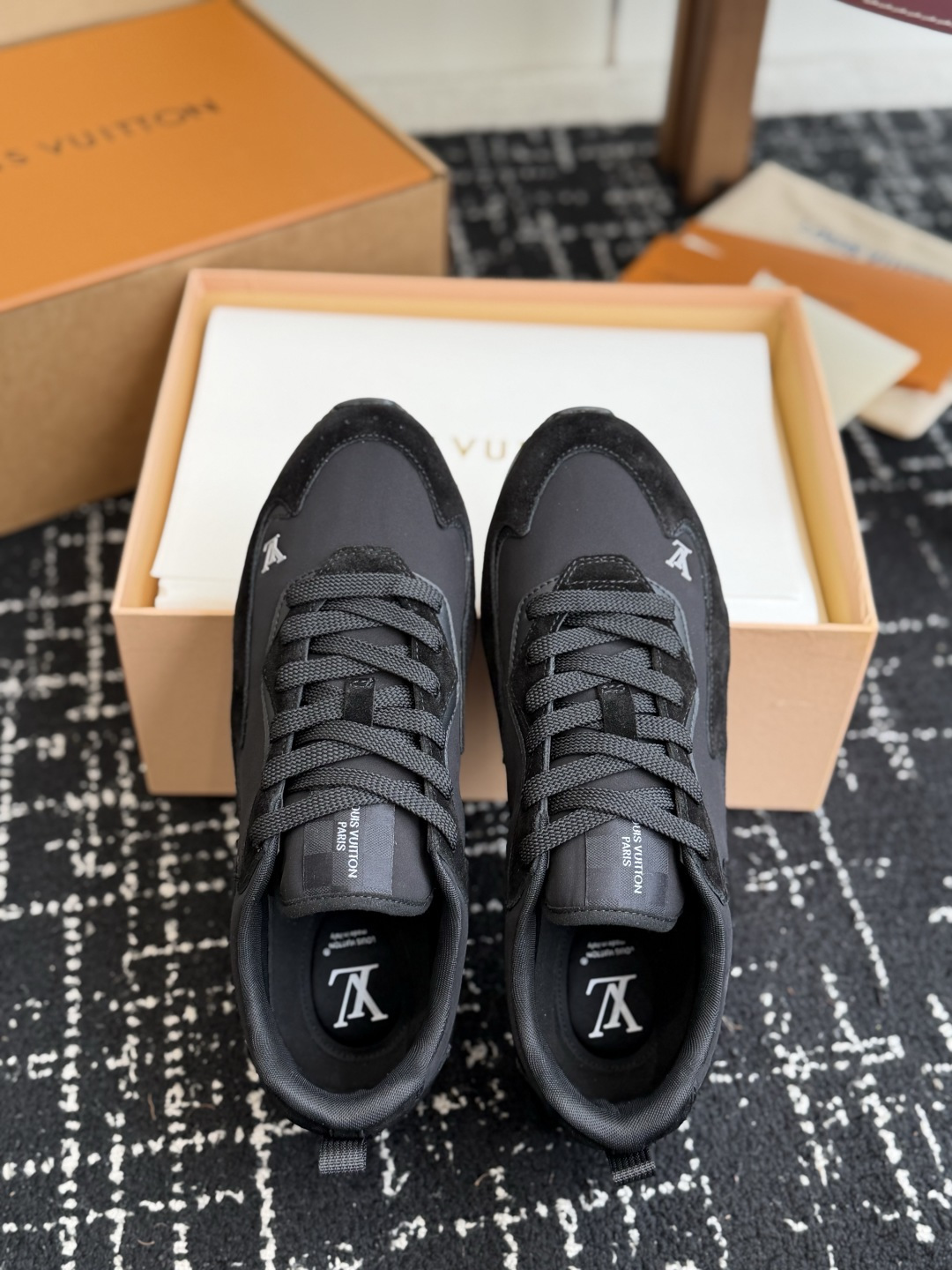 代购级 LV FW26 Shoes Parts 复古休闲运动鞋✨ 鞋面尼龙防水布搭配小牛皮拼接,手感丝滑,整体鞋身超轻, 代购级 LV FW26 Shoes Parts 复古休闲运动鞋✨ 鞋面尼龙防水布搭配小牛皮拼接,手感丝滑,整体鞋身超轻,