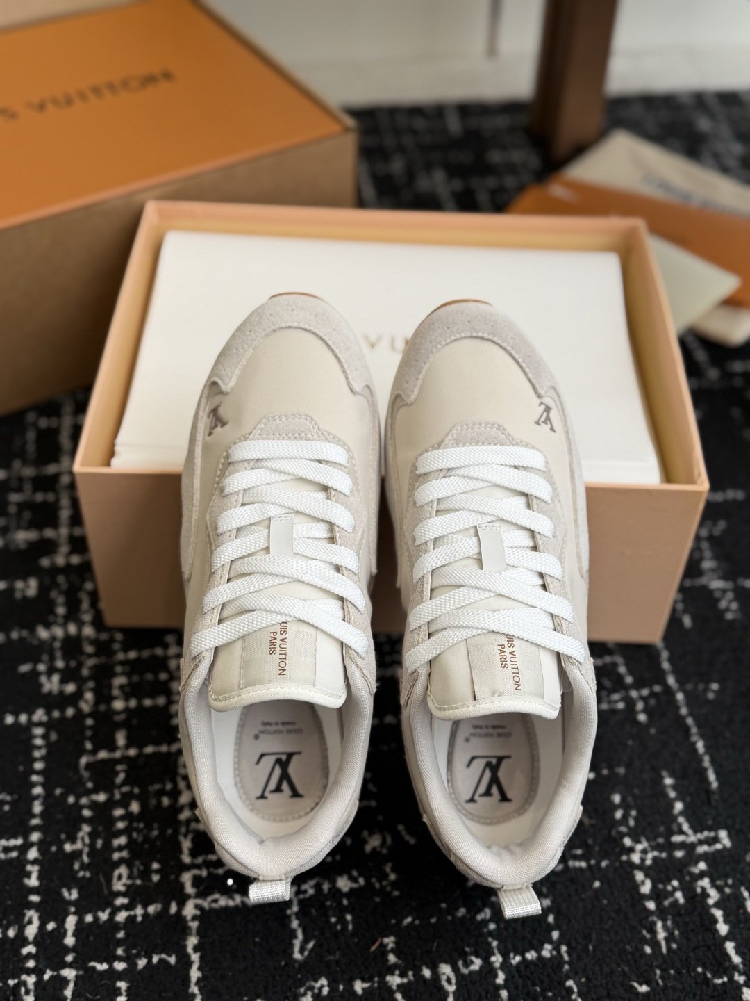 代购级 LV FW26 Shoes Parts 复古休闲运动鞋✨ 鞋面尼龙防水布搭配小牛皮拼接,手感丝滑,整体鞋身超轻, 代购级 LV FW26 Shoes Parts 复古休闲运动鞋✨ 鞋面尼龙防水布搭配小牛皮拼接,手感丝滑,整体鞋身超轻,