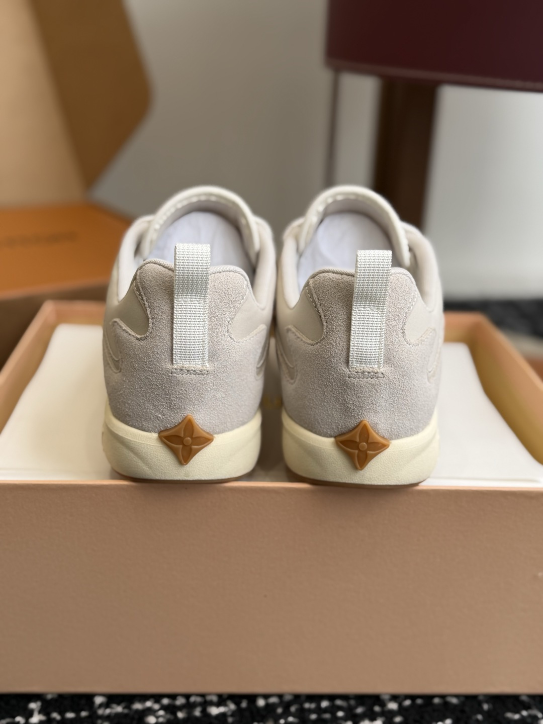 代购级 LV FW26 Shoes Parts 复古休闲运动鞋✨ 鞋面尼龙防水布搭配小牛皮拼接,手感丝滑,整体鞋身超轻, 代购级 LV FW26 Shoes Parts 复古休闲运动鞋✨ 鞋面尼龙防水布搭配小牛皮拼接,手感丝滑,整体鞋身超轻,