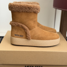 代购级 Moon Boot 翻毛拼接羊羔毛雪地靴✨ 鞋面采用细腻牛反绒,靴口一圈厚实羊羔毛,内里加绒,锁温保暖,秋冬上脚 代购级 Moon Boot 翻毛拼接羊羔毛雪地靴✨ 鞋面采用细腻牛反绒,靴口一圈厚实羊羔毛,内里加绒,锁温保暖,秋冬上脚