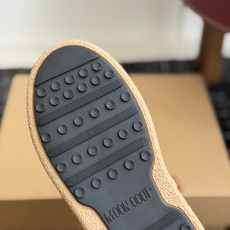 代购级 Moon Boot 翻毛拼接羊羔毛雪地靴✨ 鞋面采用细腻牛反绒,靴口一圈厚实羊羔毛,内里加绒,锁温保暖,秋冬上脚 代购级 Moon Boot 翻毛拼接羊羔毛雪地靴✨ 鞋面采用细腻牛反绒,靴口一圈厚实羊羔毛,内里加绒,锁温保暖,秋冬上脚