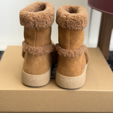 代购级 Moon Boot 翻毛拼接羊羔毛雪地靴✨ 鞋面采用细腻牛反绒,靴口一圈厚实羊羔毛,内里加绒,锁温保暖,秋冬上脚 代购级 Moon Boot 翻毛拼接羊羔毛雪地靴✨ 鞋面采用细腻牛反绒,靴口一圈厚实羊羔毛,内里加绒,锁温保暖,秋冬上脚