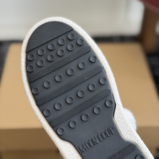 代购级 Moon Boot 翻毛拼接羊羔毛雪地靴✨ 鞋面采用细腻牛反绒,靴口一圈厚实羊羔毛,内里加绒,锁温保暖,秋冬上脚 代购级 Moon Boot 翻毛拼接羊羔毛雪地靴✨ 鞋面采用细腻牛反绒,靴口一圈厚实羊羔毛,内里加绒,锁温保暖,秋冬上脚