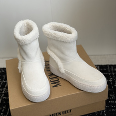 代购级 Moon Boot 翻毛拼接羊羔毛雪地靴✨ 鞋面采用细腻牛反绒,靴口一圈厚实羊羔毛,内里加绒,锁温保暖,秋冬上脚 代购级 Moon Boot 翻毛拼接羊羔毛雪地靴✨ 鞋面采用细腻牛反绒,靴口一圈厚实羊羔毛,内里加绒,锁温保暖,秋冬上脚