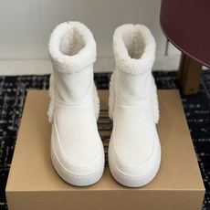 代购级 Moon Boot 翻毛拼接羊羔毛雪地靴✨ 鞋面采用细腻牛反绒,靴口一圈厚实羊羔毛,内里加绒,锁温保暖,秋冬上脚 代购级 Moon Boot 翻毛拼接羊羔毛雪地靴✨ 鞋面采用细腻牛反绒,靴口一圈厚实羊羔毛,内里加绒,锁温保暖,秋冬上脚