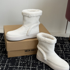 代购级 Moon Boot 翻毛拼接羊羔毛雪地靴✨ 鞋面采用细腻牛反绒,靴口一圈厚实羊羔毛,内里加绒,锁温保暖,秋冬上脚 代购级 Moon Boot 翻毛拼接羊羔毛雪地靴✨ 鞋面采用细腻牛反绒,靴口一圈厚实羊羔毛,内里加绒,锁温保暖,秋冬上脚
