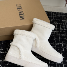 代购级 Moon Boot 翻毛拼接羊羔毛雪地靴✨ 鞋面采用细腻牛反绒,靴口一圈厚实羊羔毛,内里加绒,锁温保暖,秋冬上脚 代购级 Moon Boot 翻毛拼接羊羔毛雪地靴✨ 鞋面采用细腻牛反绒,靴口一圈厚实羊羔毛,内里加绒,锁温保暖,秋冬上脚