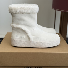 代购级 Moon Boot 翻毛拼接羊羔毛雪地靴✨ 鞋面采用细腻牛反绒,靴口一圈厚实羊羔毛,内里加绒,锁温保暖,秋冬上脚 代购级 Moon Boot 翻毛拼接羊羔毛雪地靴✨ 鞋面采用细腻牛反绒,靴口一圈厚实羊羔毛,内里加绒,锁温保暖,秋冬上脚