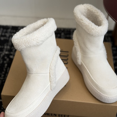 代购级 Moon Boot 翻毛拼接羊羔毛雪地靴✨ 鞋面采用细腻牛反绒,靴口一圈厚实羊羔毛,内里加绒,锁温保暖,秋冬上脚 代购级 Moon Boot 翻毛拼接羊羔毛雪地靴✨ 鞋面采用细腻牛反绒,靴口一圈厚实羊羔毛,内里加绒,锁温保暖,秋冬上脚